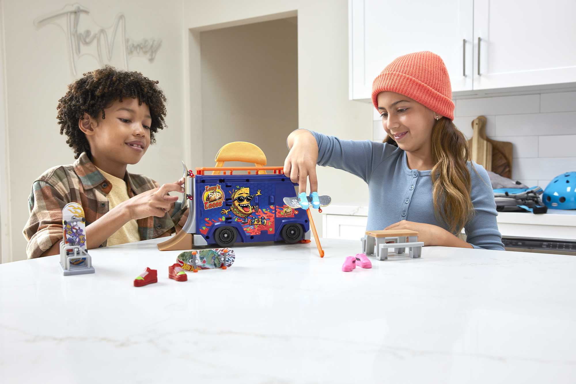Hot Wheels Skate Taco Truck Play Case - Image 2