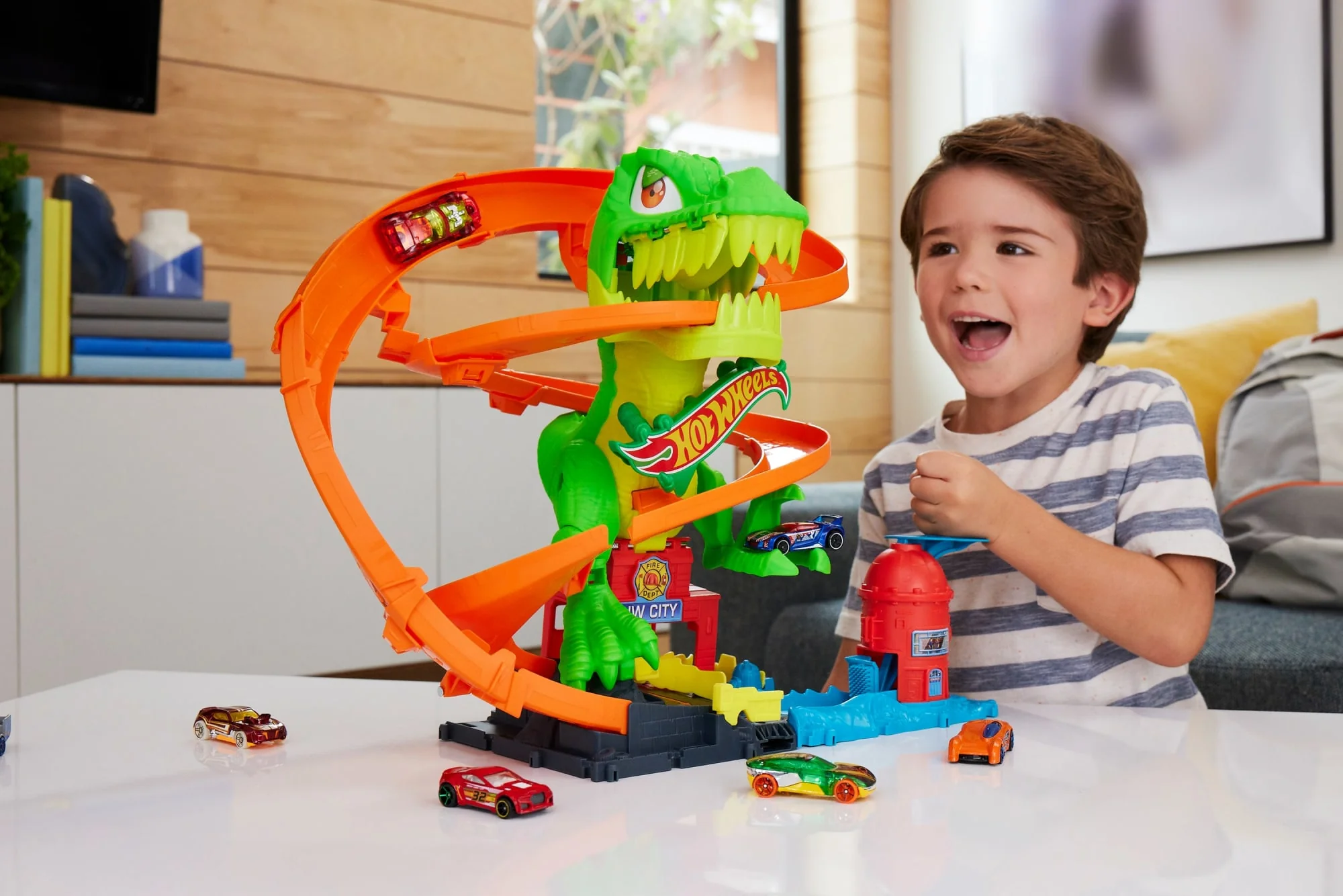 Playset Hot Wheels City T-Rex Battaglia Infuocata, Macchinina Die-Cast in Scala 1:64 E Dinosauro Nemico - Image 2