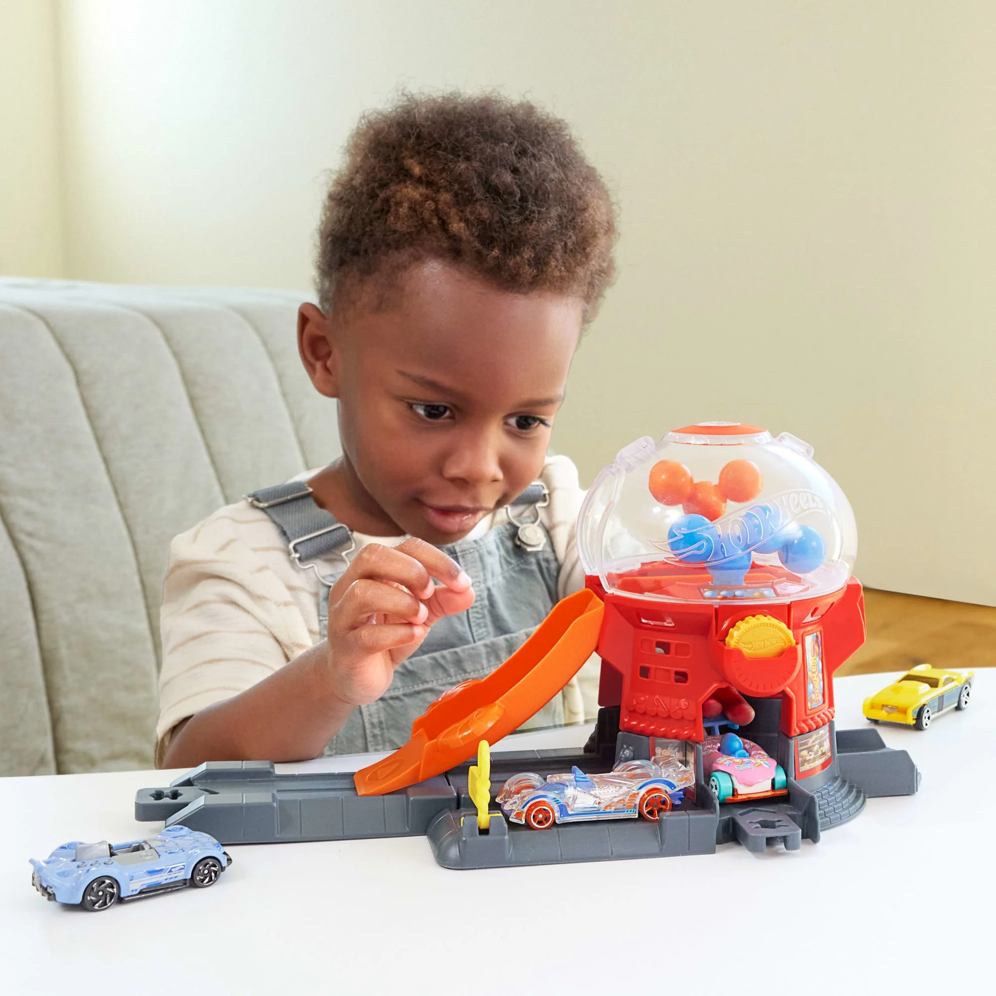 Conjunto De Juego Tienda De Dulces En La Ciudad De Hot Wheels Con Coche De Juguete Metálico A Escala 1:64 Y Pista Speed Snap - Image 3