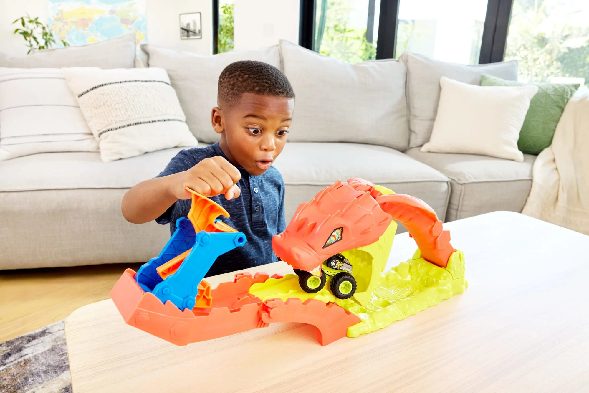 Hot WheelsMonster Trucks Snake Bite Güç Darbesi Oyun Seti Ve 1:64 Ölçekli Bone Shaker - Image 2