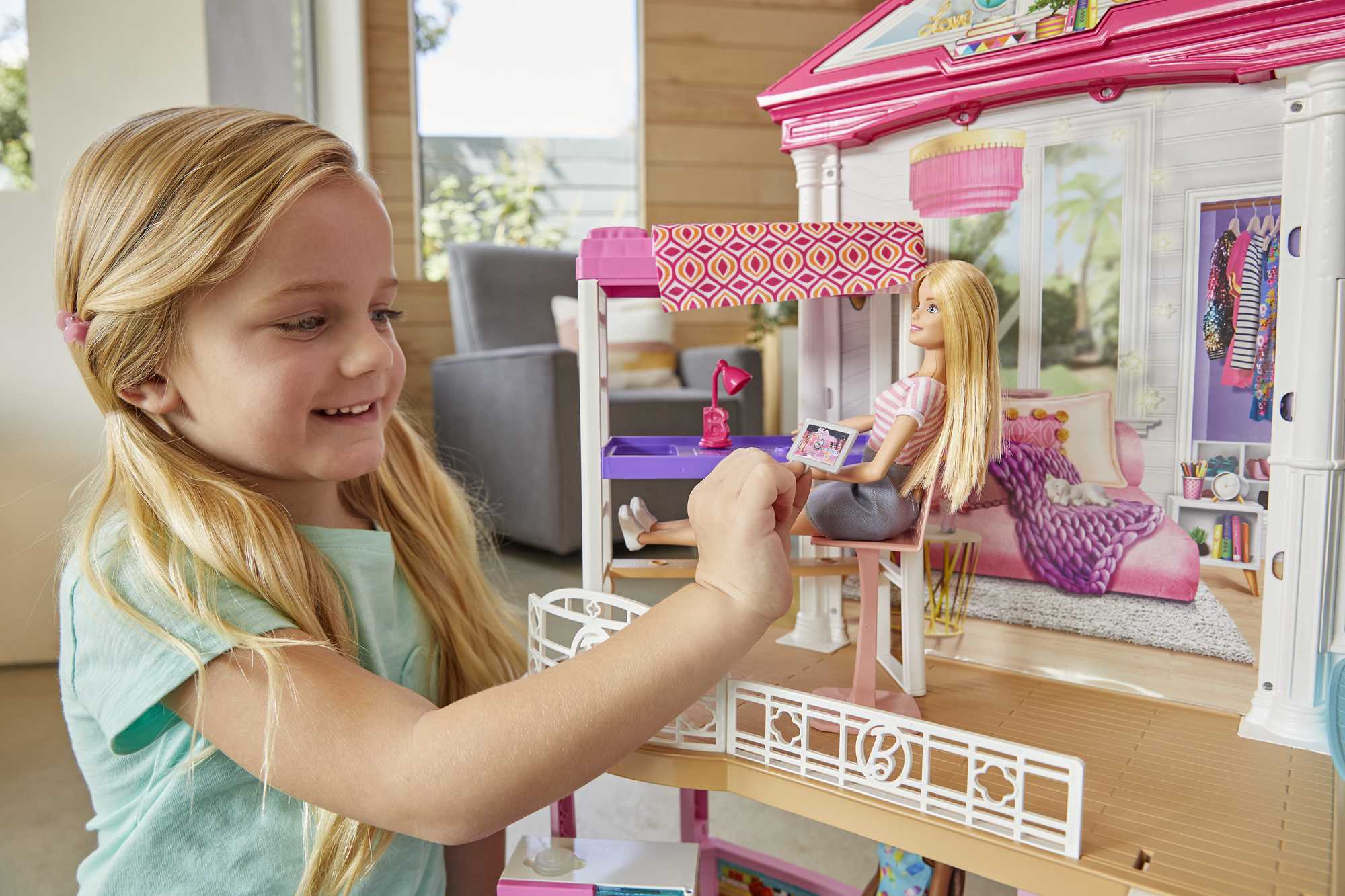 Barbie Poppenhuis Met 3 Poppen, Zwembad En Glijbaan, 4 Meubelsets En Accessoires - Image 2