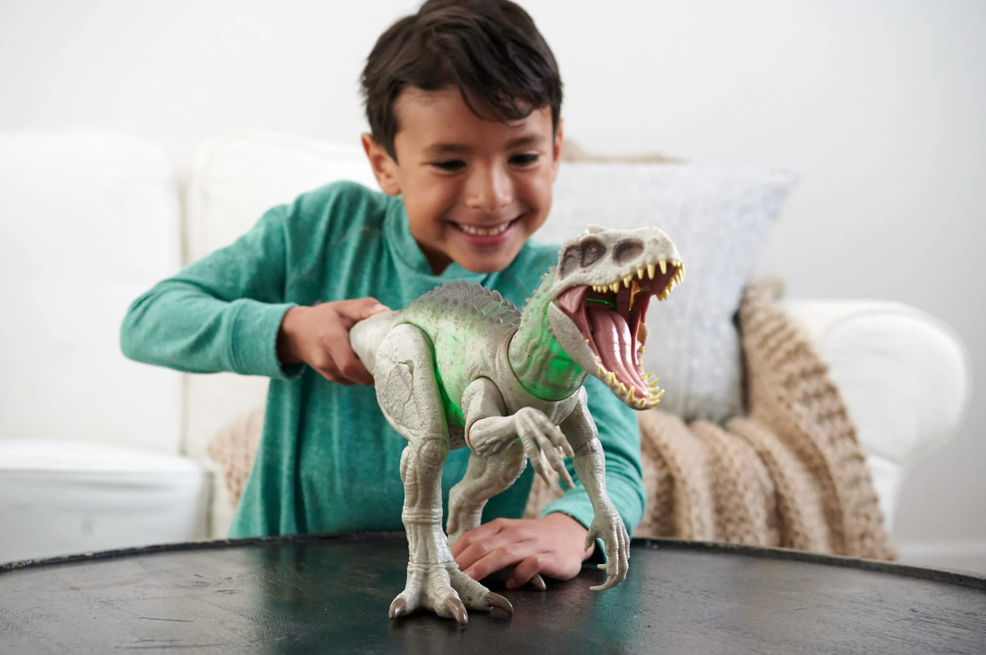 Jurassic World Camouflage 'n Battle Indominus Rex Action Figure Toy With Lights, Sound & Motion - Image 2