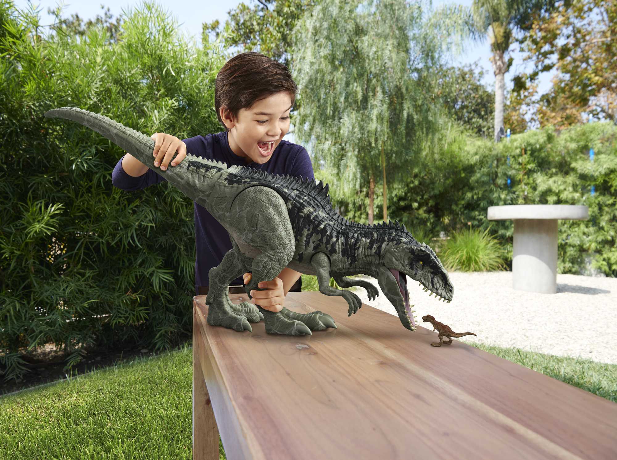 Jurassic World Super Colossal Giant Dino - Image 2