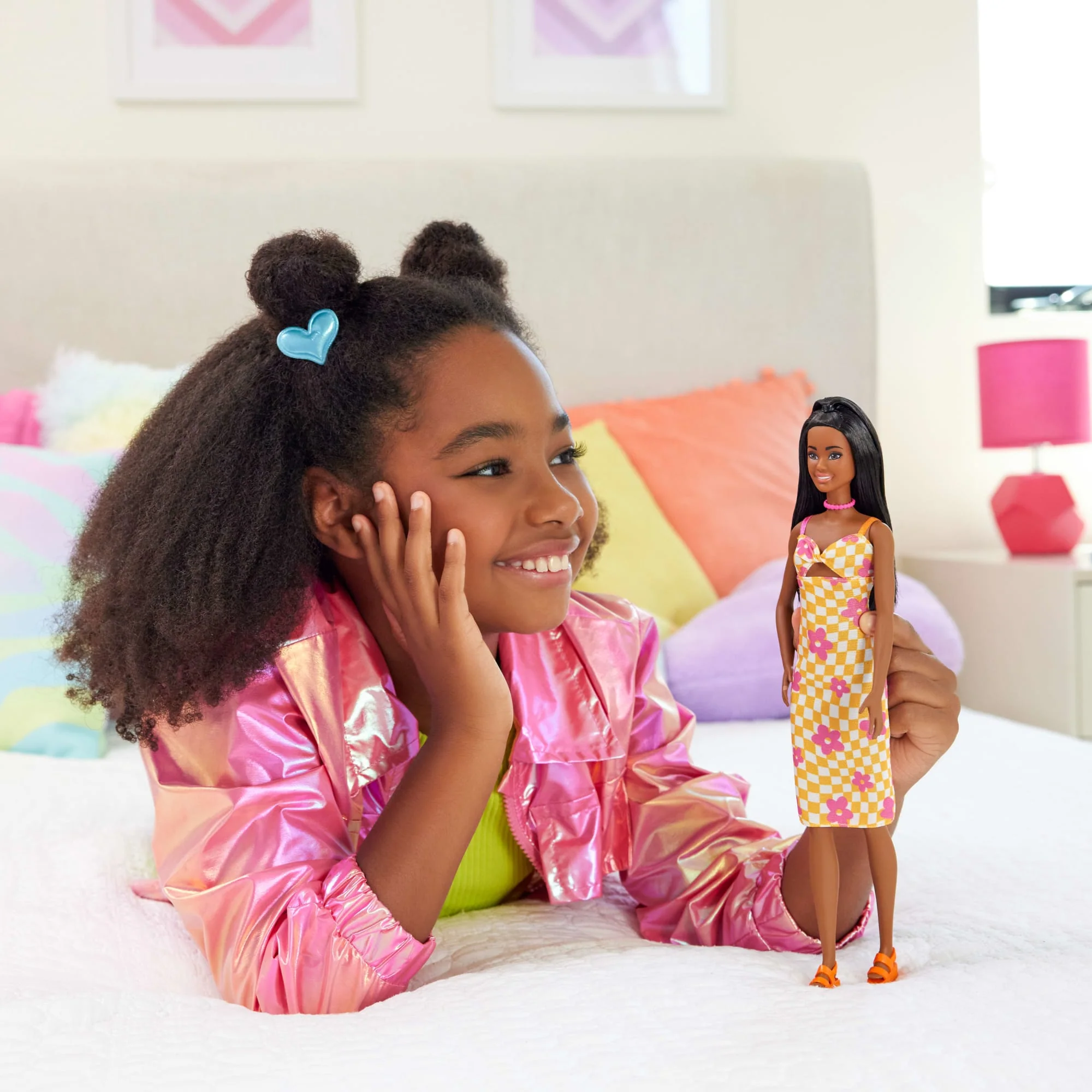 Kareli Ve Çiçekli Midi Elbisesiyle Siyah Saçlı Barbie Fashionistas Bebek (233) - Image 2