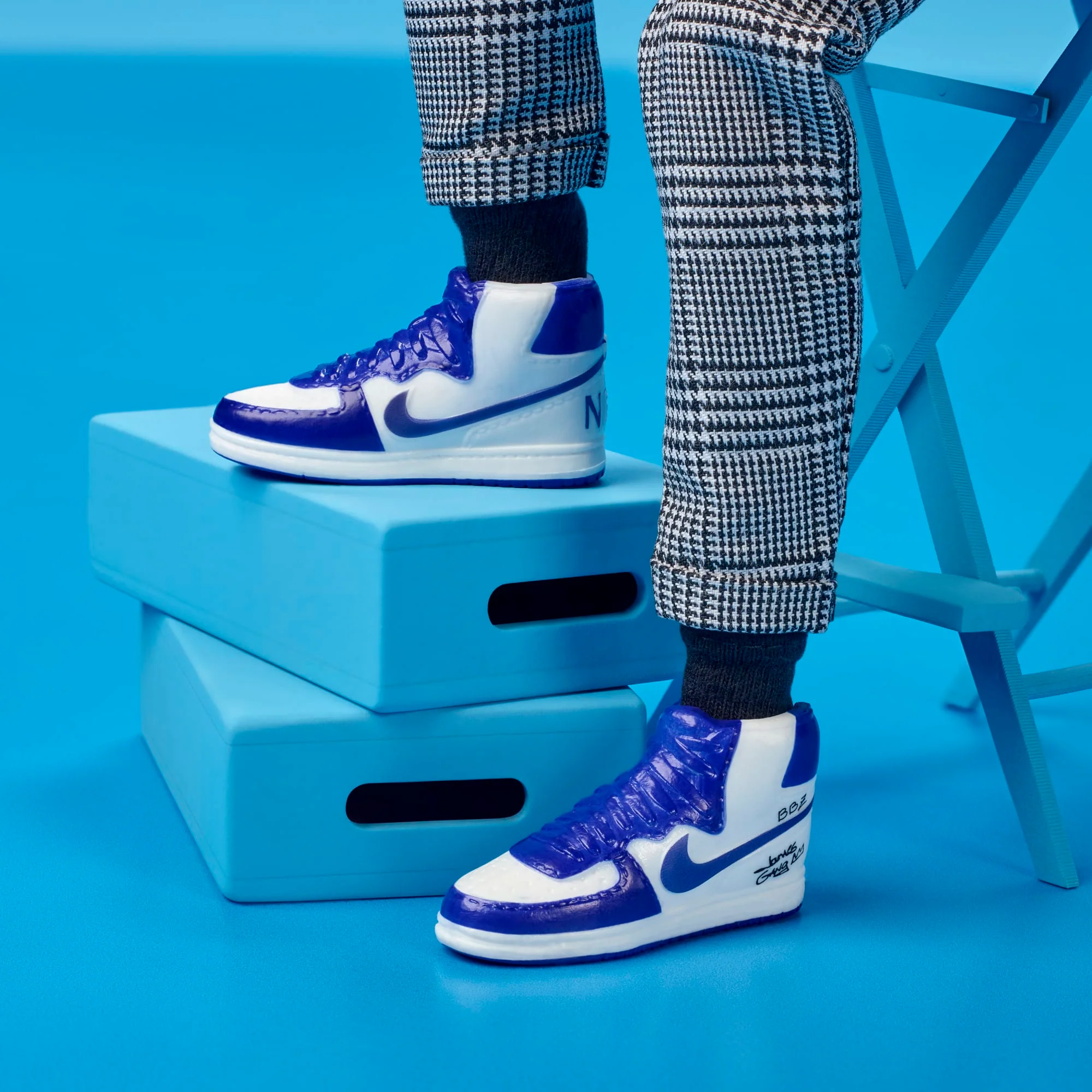 Kolej Ceketli Kıyafeti Ve Aksesuarlarıyla Koleksiyona Uygun Barbie Signature Lebron James Kenbassadors Bebek - Image 6