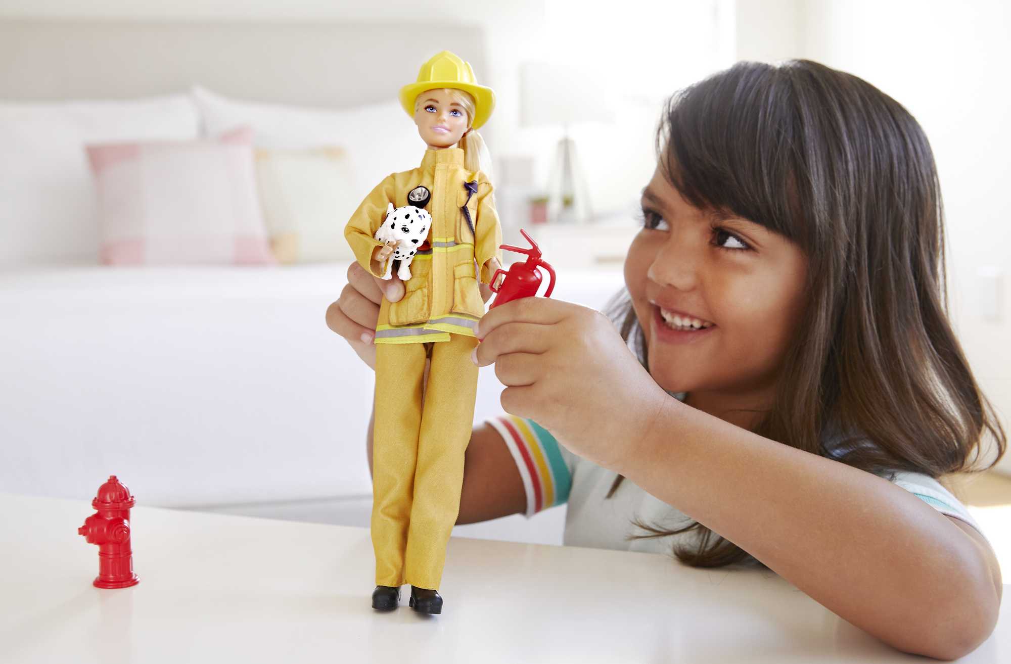 Кукла Barbie в пожарной форме с тематическими аксессуарами - Image 2