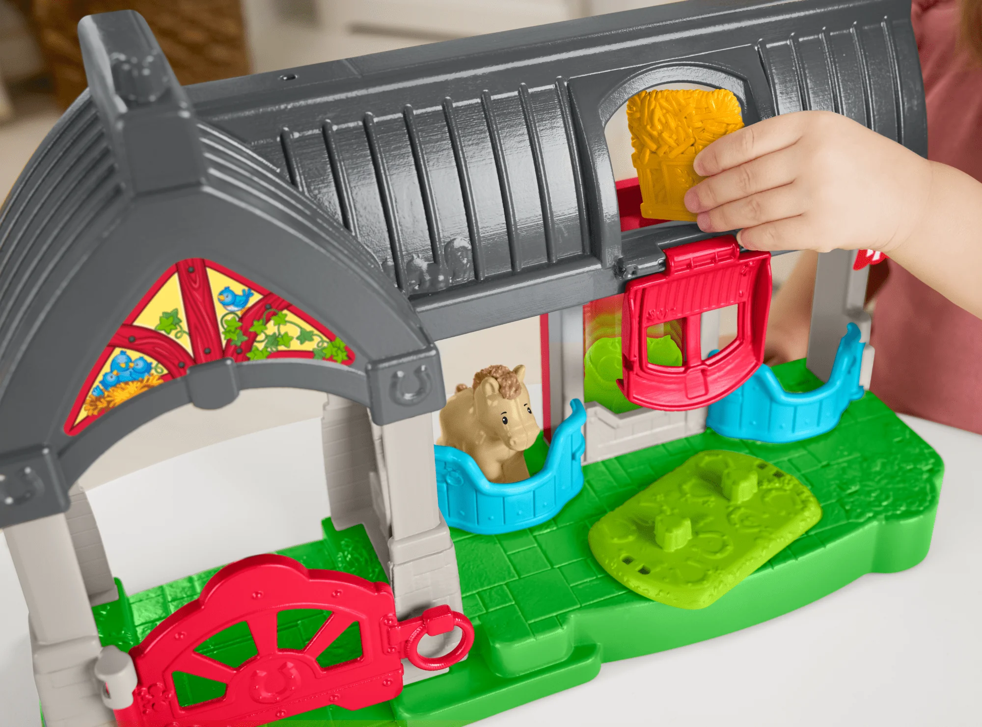Fisher-Price Little People Stajnia Przyjazne koniki Zestaw z dźwiękiem i figurkami Zabawka dla dzieci - Image 4