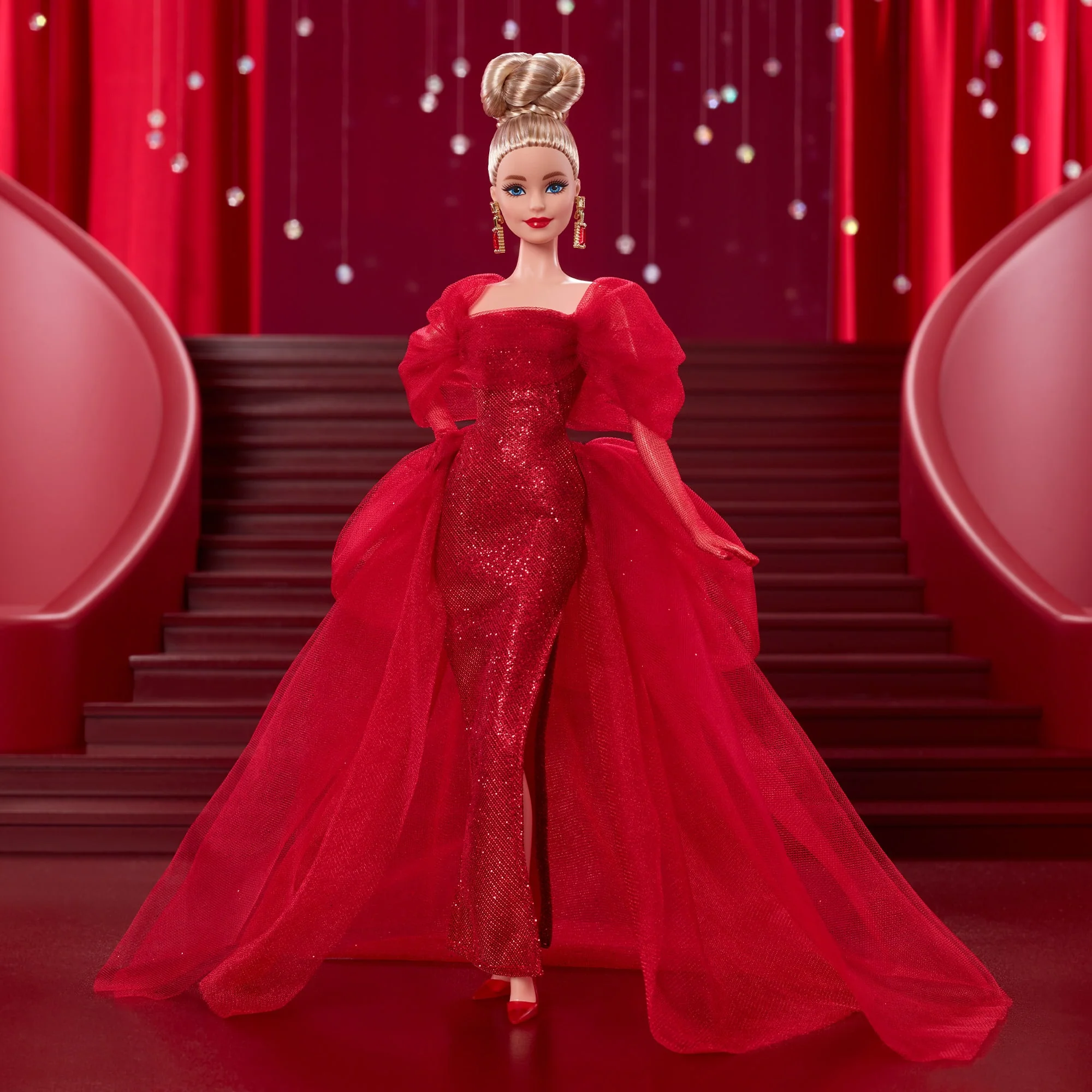 Işıltılı Kırmızı Tül Elbisesiyle Mattel'in 80. Yıl Dönümüne Özel, Koleksiyona Uygun Sarı Saçlı Barbie Signature Bebek - Image 2