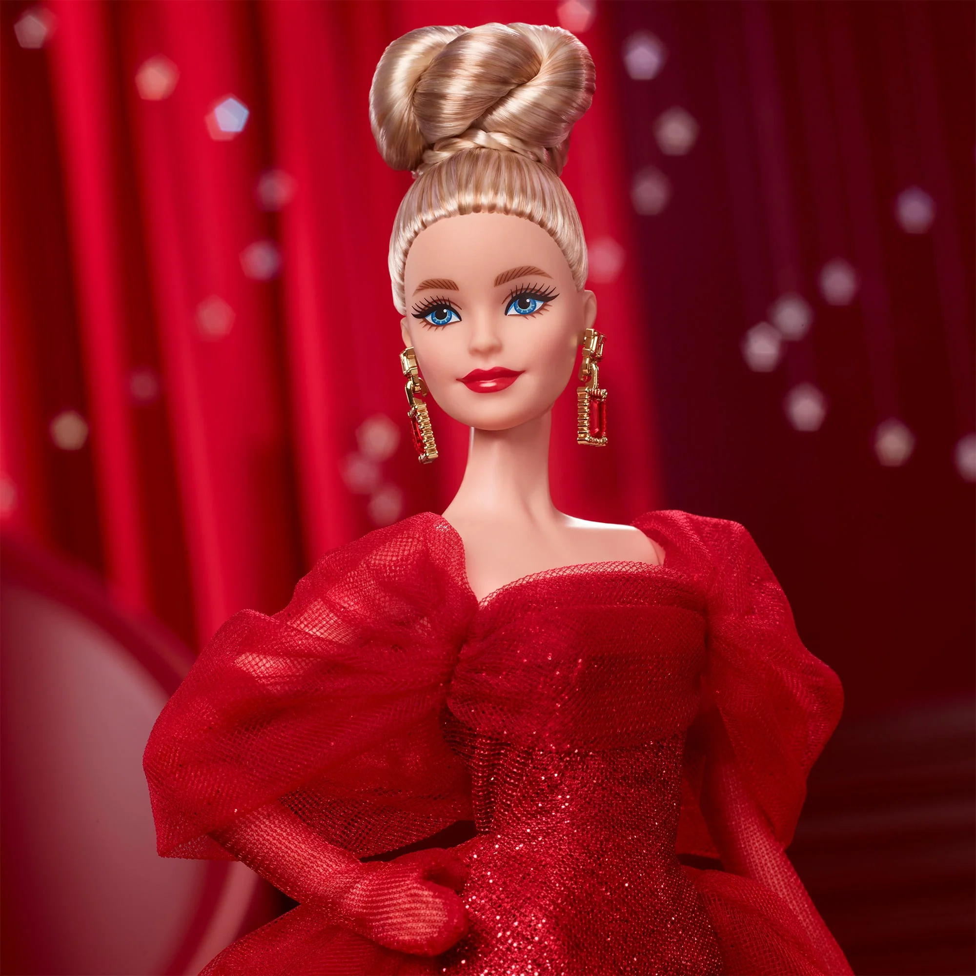 Işıltılı Kırmızı Tül Elbisesiyle Mattel'in 80. Yıl Dönümüne Özel, Koleksiyona Uygun Sarı Saçlı Barbie Signature Bebek - Image 3