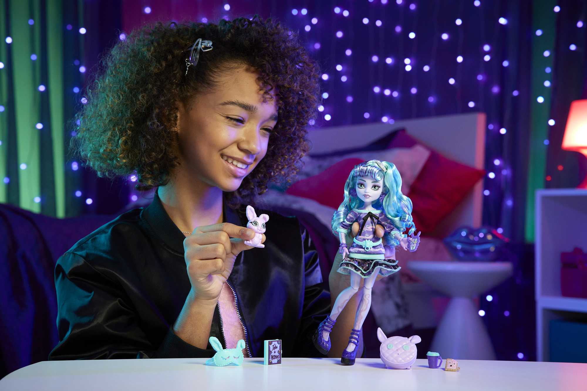 Monster High Doll And Sleepover Accessories, Twyla, Creepover Party - Image 2