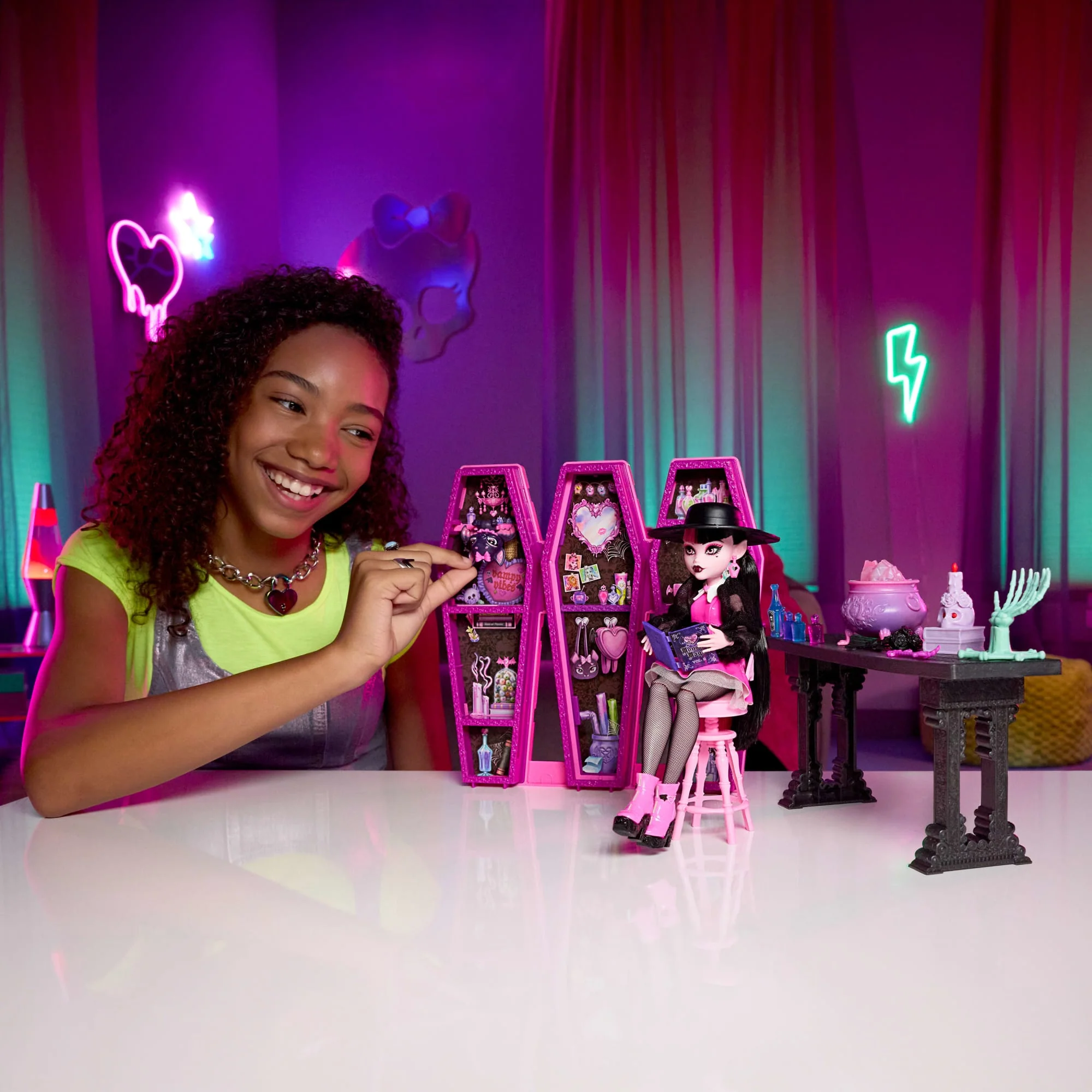 Conjunto De Juego Draculaura Secret Potion Room De Monster High Con Más 12 Accesorios, Además De Transformaciones - Image 2