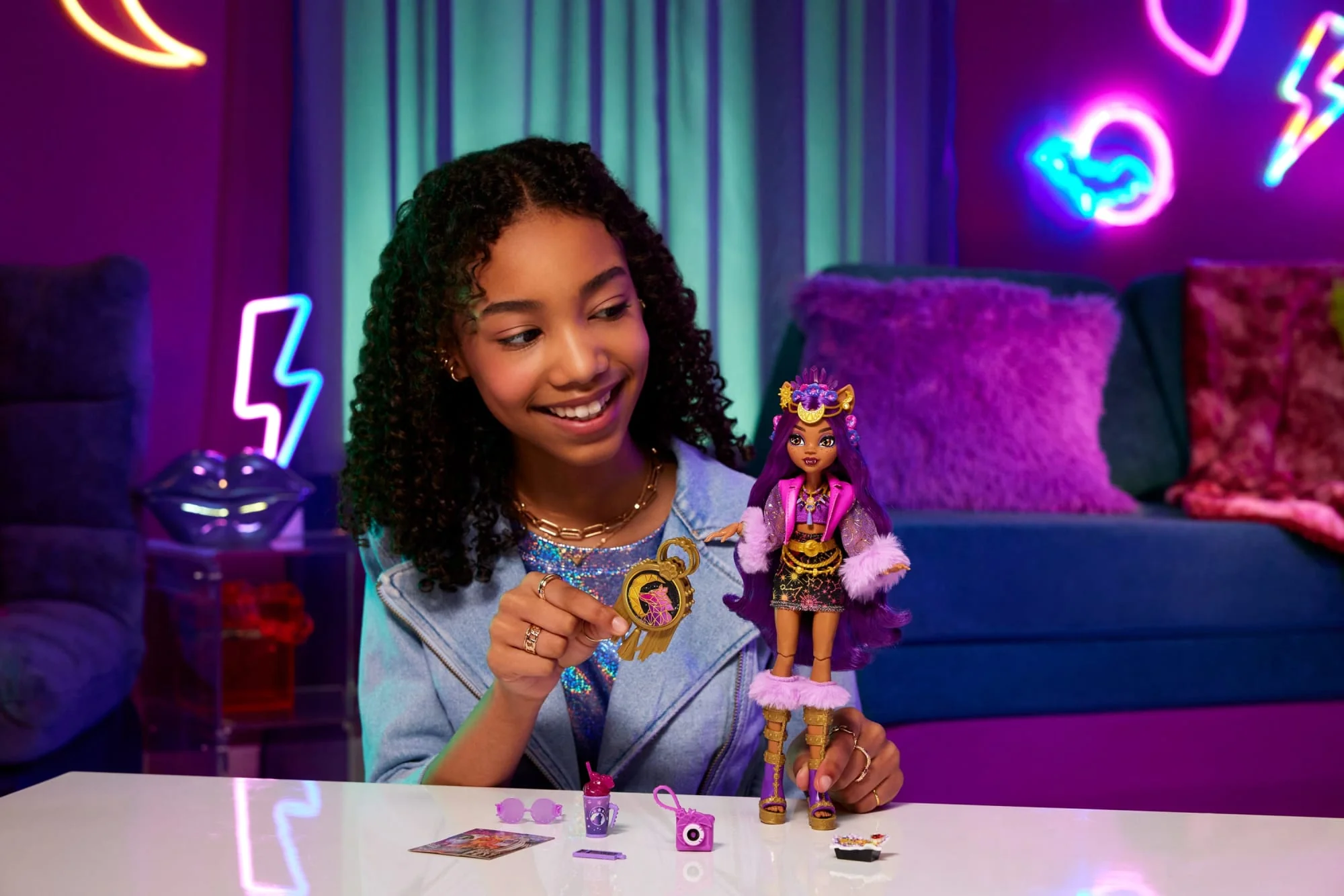 Monster High Monster Fest Clawdeen Wolf, Bambola Alla Moda Con Outfit Da Festival, Poster Della Band E Accessori - Image 2
