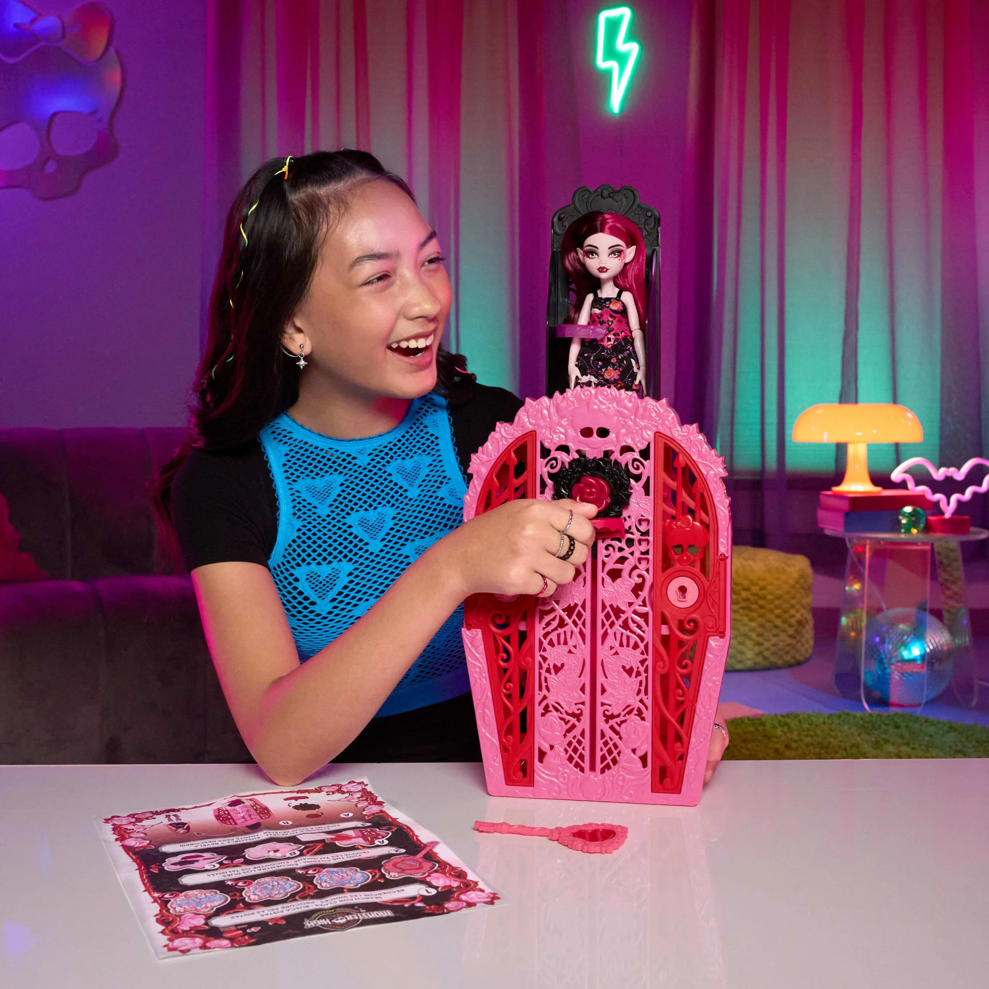 Monster High Skulltimate Secrets Garden Mysteries Σετ Παιχνιδιού Κούκλα Ντρακουλόρα Με 19+ Εκπλήξεις - Image 2