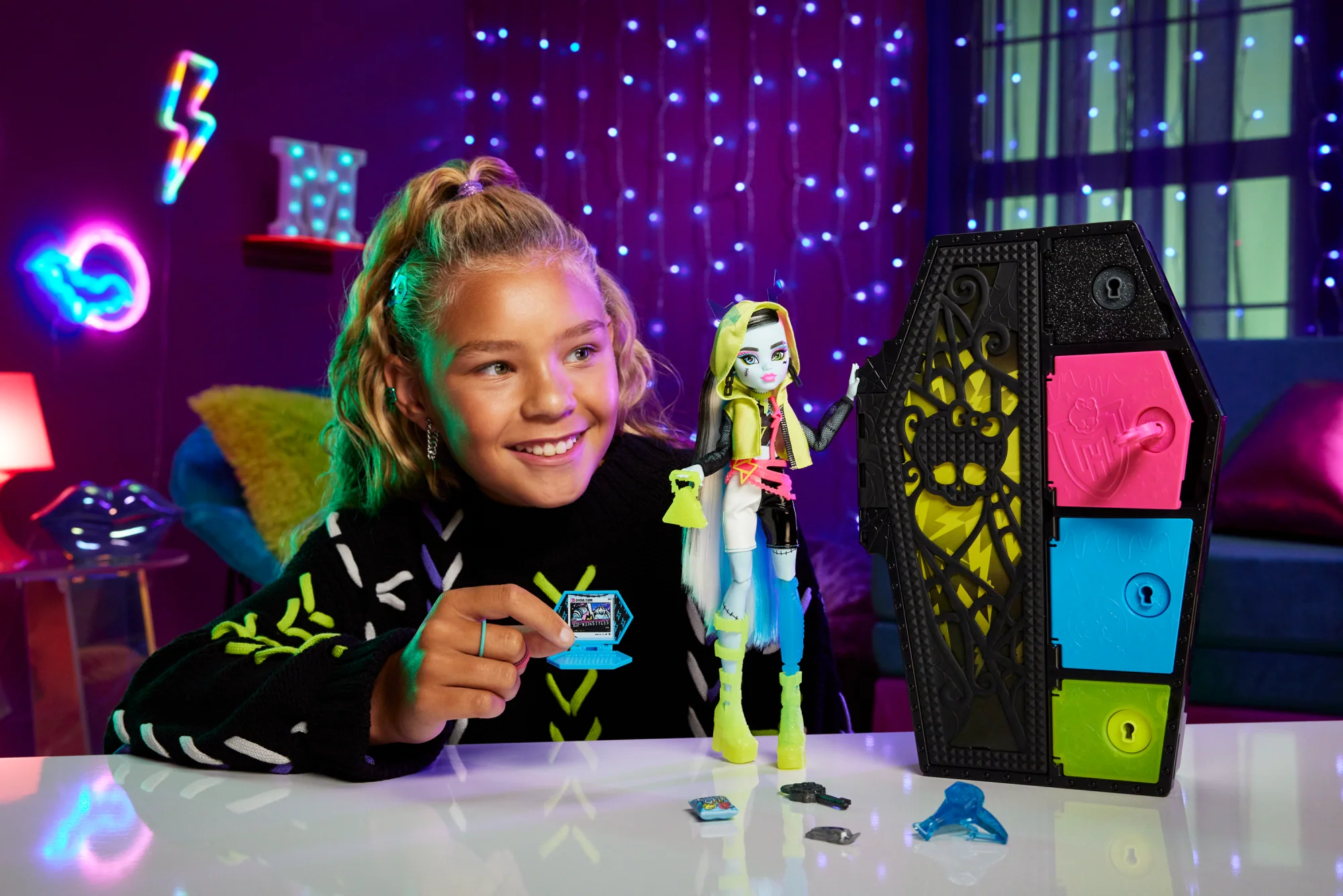 Monster High Doll, Frankie Stein, Skulltimate Secrets: Neon Frights - Image 2