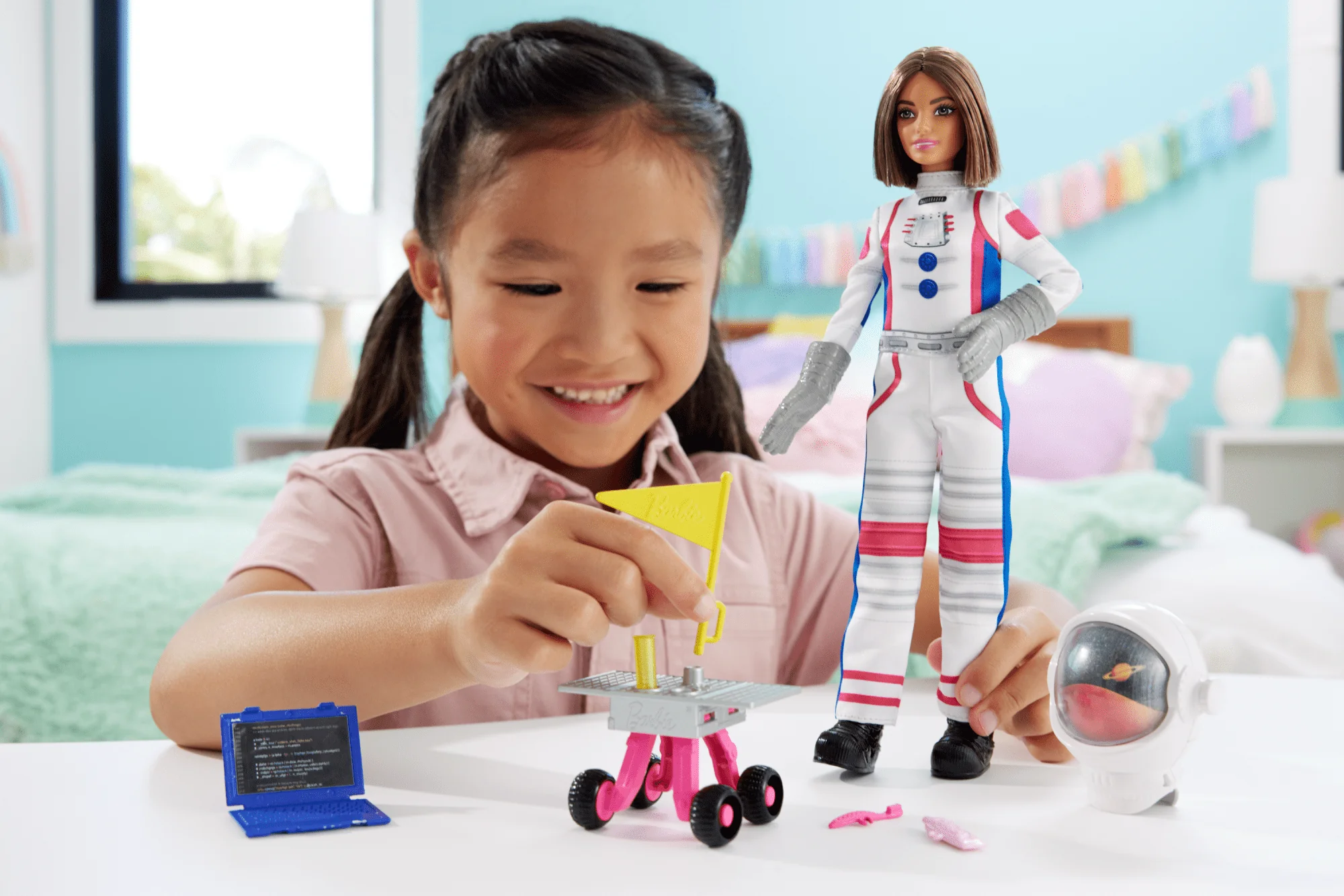 Muñeca Astronauta Barbie 65. Aniversario Profesiones Y 10 Accesorios, Incluido Un Rover Que Rueda Y Un Casco Espacial - Image 2