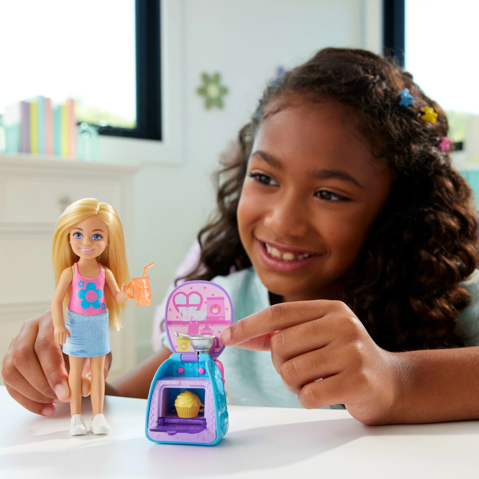 Muñeca Chelsea De Familia Y Amigos De Barbie Con Mochila Para Preparar Magdalenas, Accesorios Y Mochila Con Pieza De Juego De Magdalena - Image 2