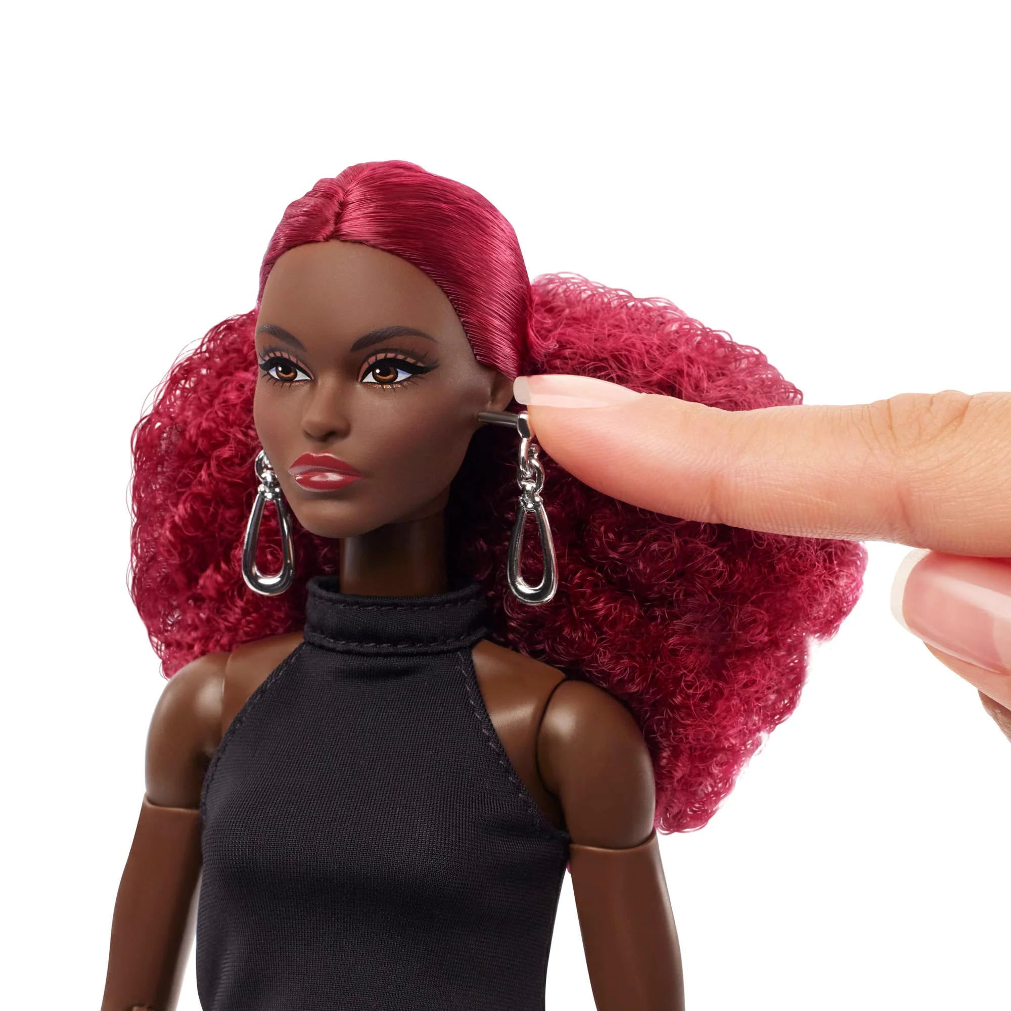 Muñeca De Coleccionista Barbie Basics Modelo 03 Con Pelo Rojo Rizado, Vestido Negro Y Botas - Image 3