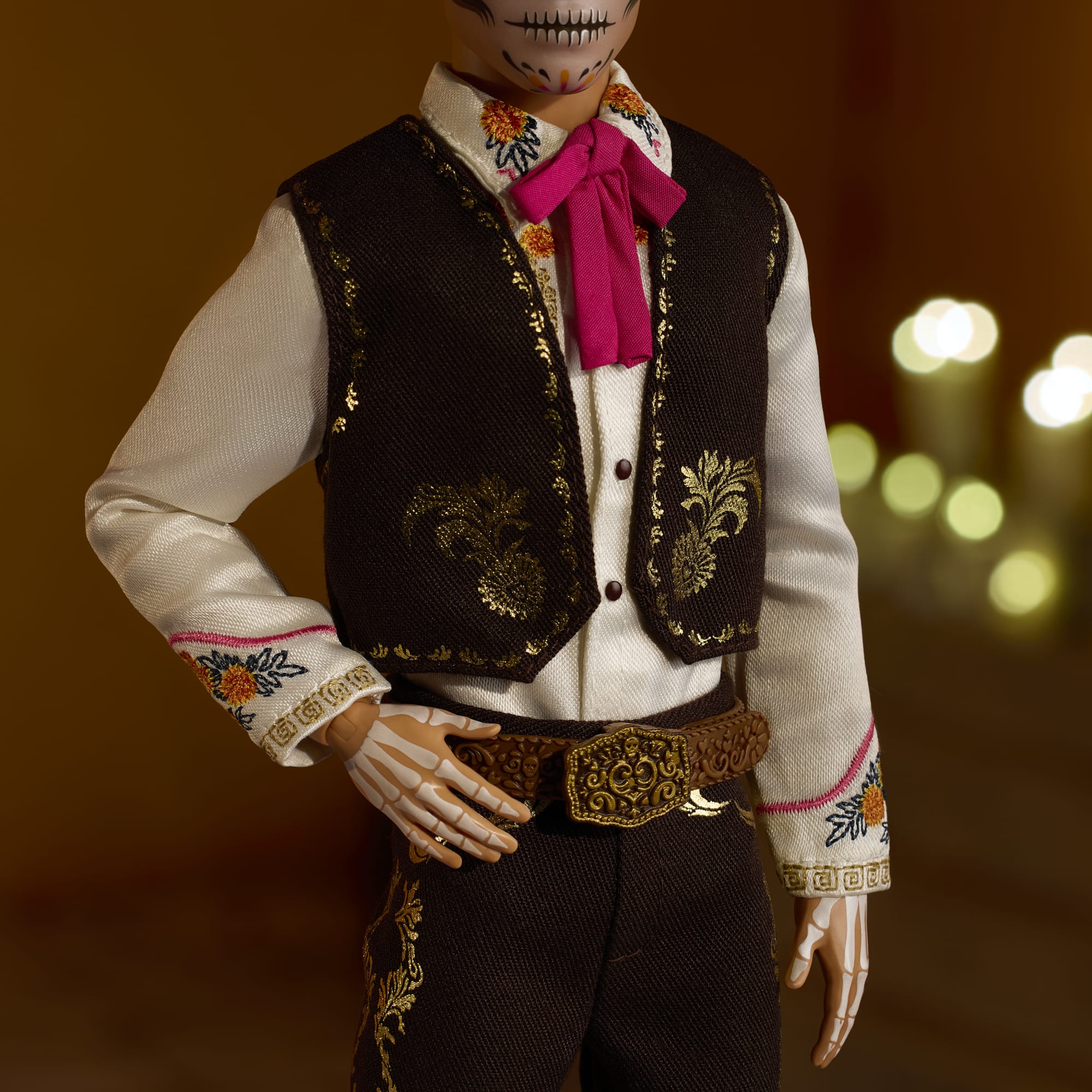 Muñeco Ken Coleccionable De La Colección Día De Muertos 2025 De Barbie Signature Con Traje Y Sombrero - Image 3