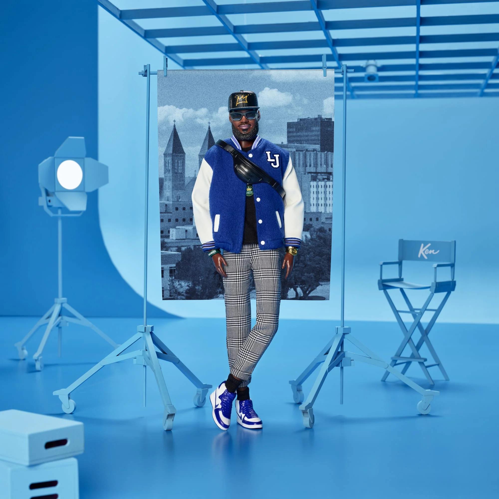 Muñeco Kenbassador Coleccionable De Lebron James De Barbie Signature Con Conjunto De Chaqueta Universitaria Y Accesorios - Image 2