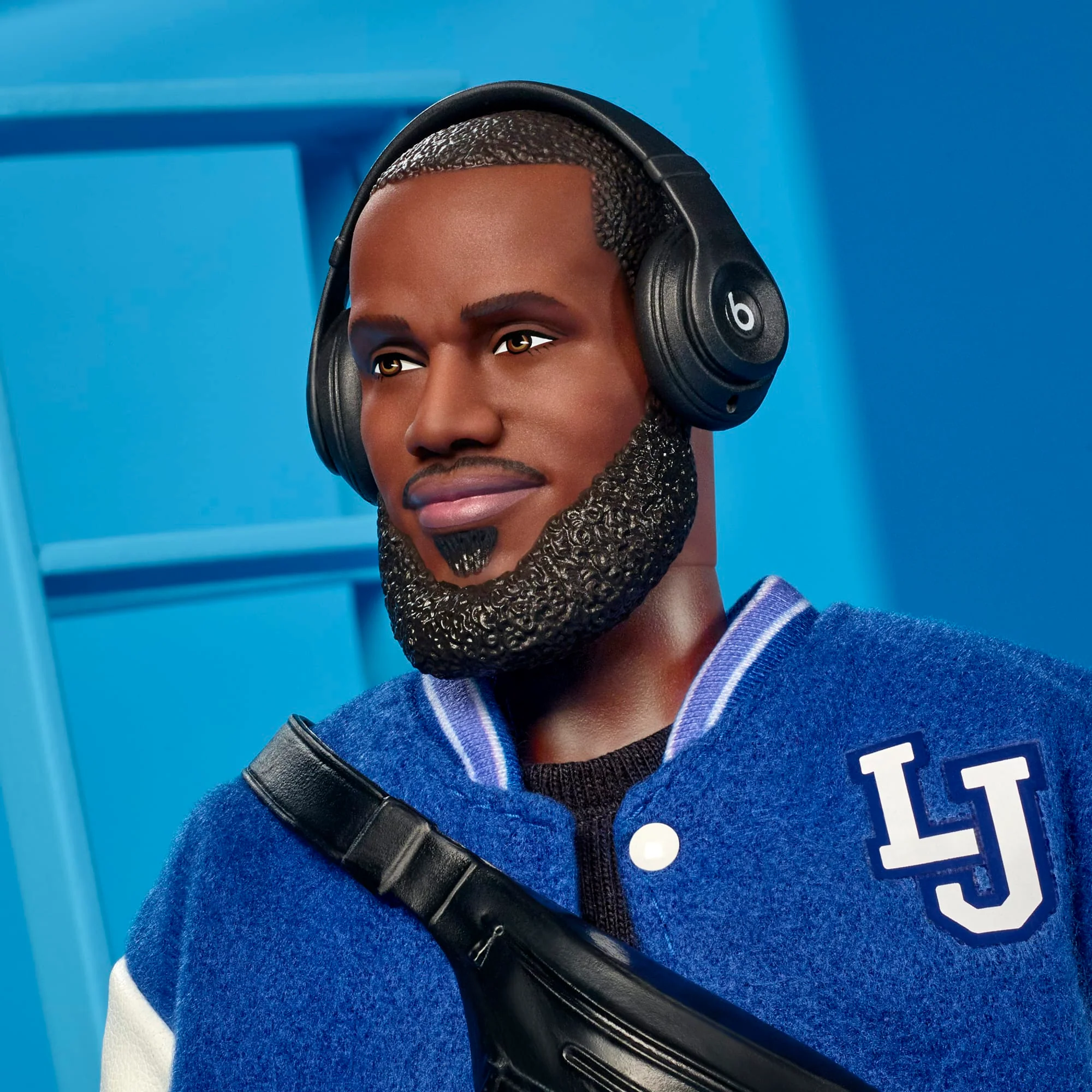Muñeco Kenbassador Coleccionable De Lebron James De Barbie Signature Con Conjunto De Chaqueta Universitaria Y Accesorios - Image 3