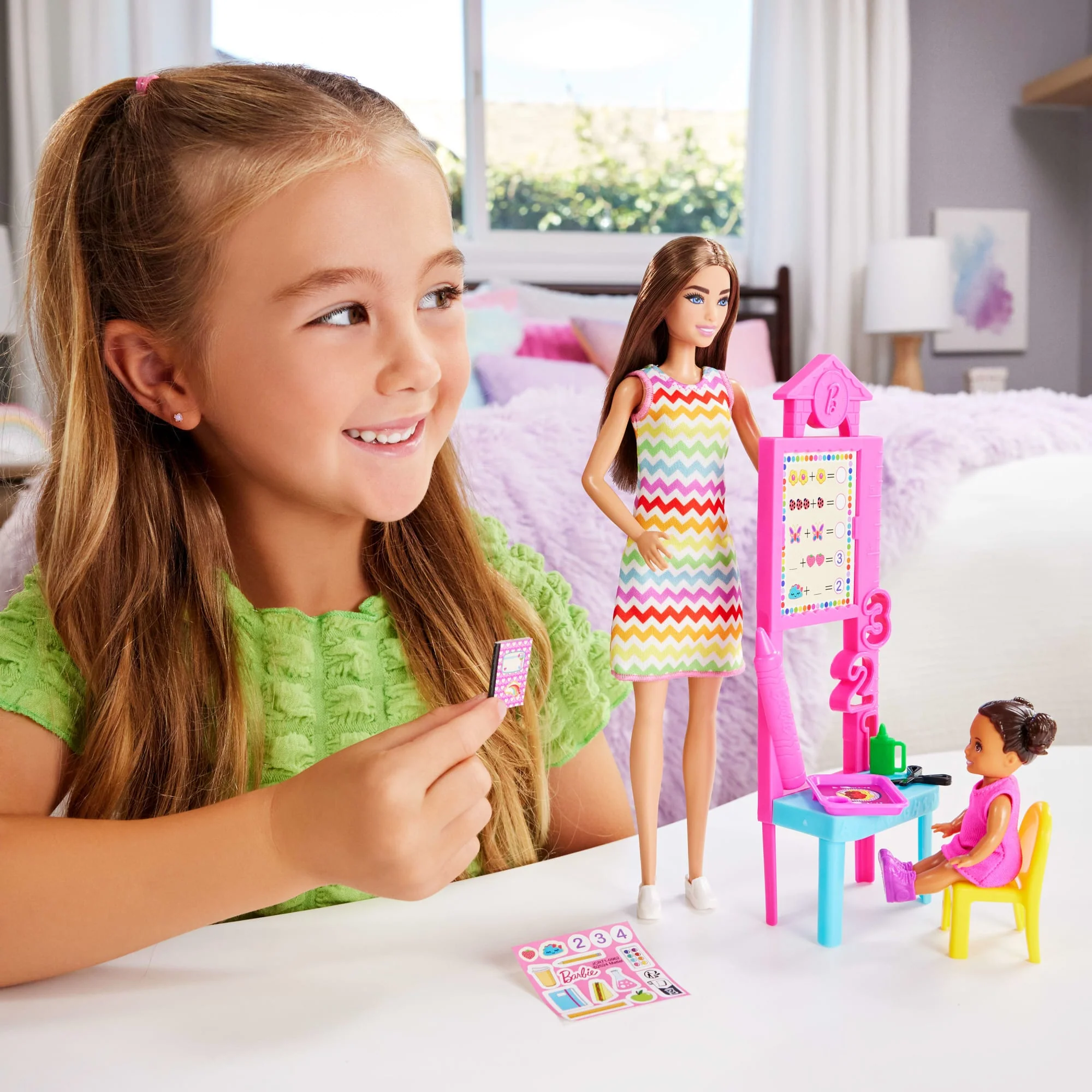 Öğretmen Barbie, Kahverengi Saçlı Bebek, 1 Çocuk Figürü Ve Öğretim Aksesuarları - Image 2