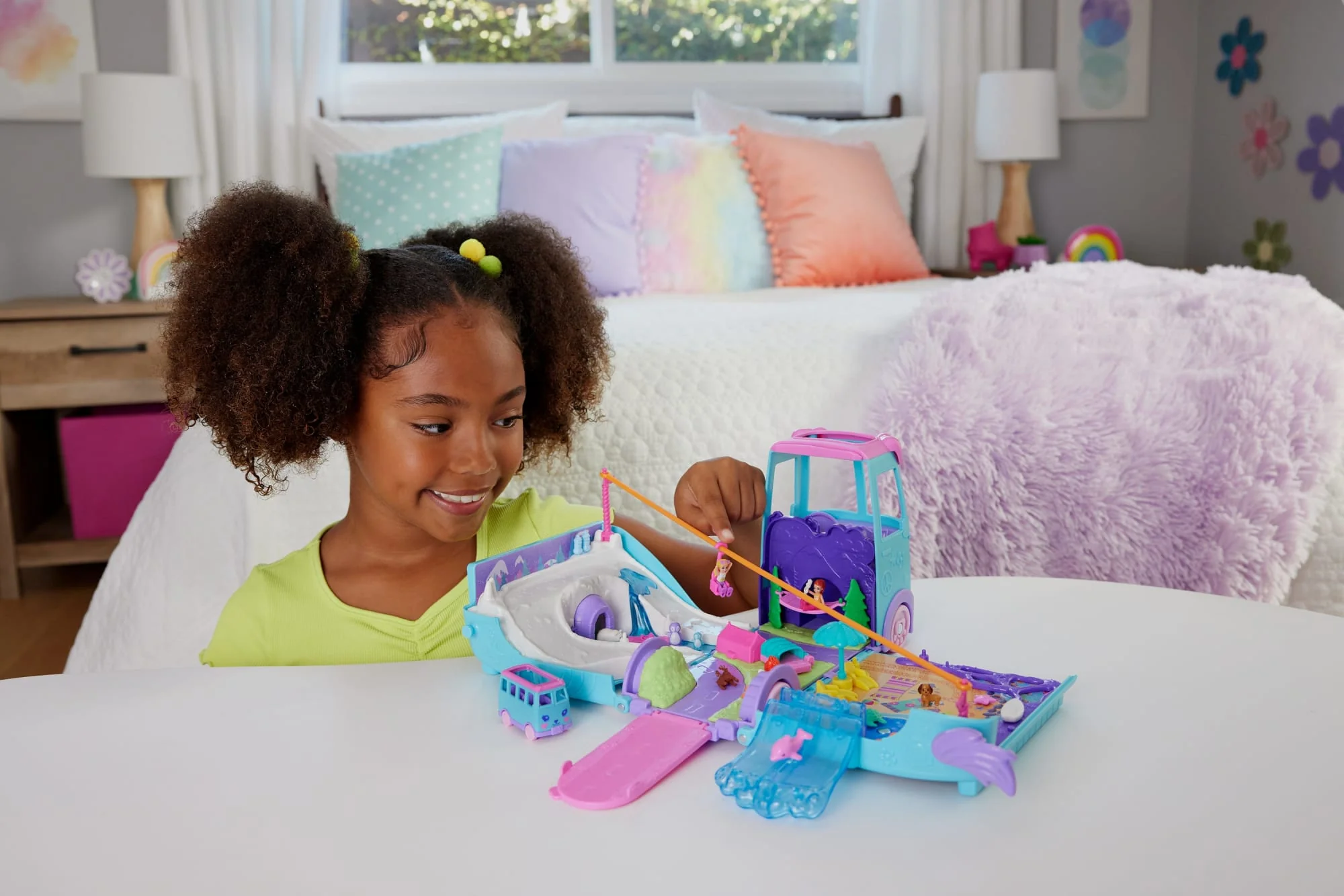 Conjunto De Juego Aventura En La Autocaravana De Mascotas De Polly Pocket Con Muñequitas Y Autocaravana Transformable, Mascotas Y Vehículo De Juguete - Image 2