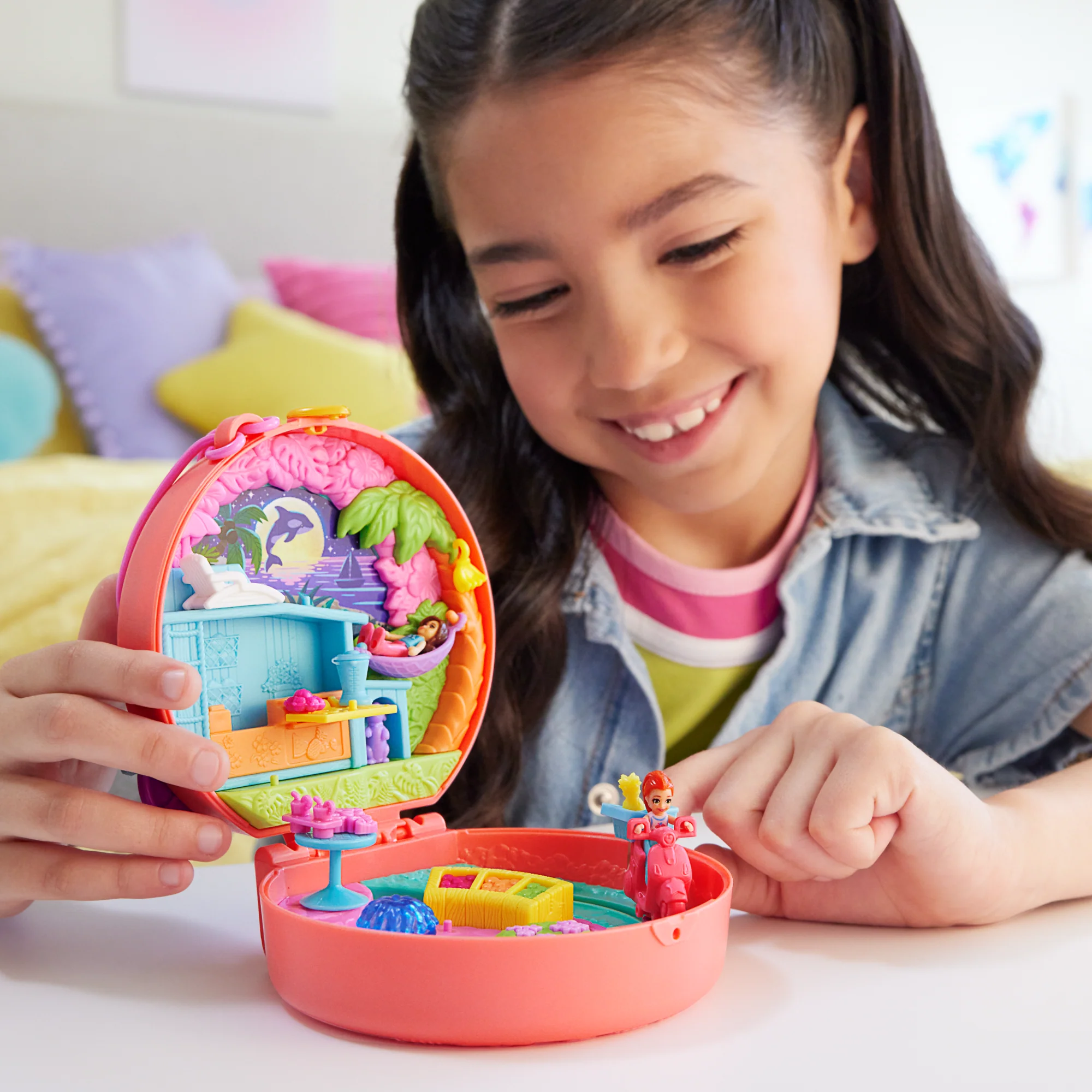 Polly Pocket Avventure In Scooter, Cofanetto Con 2 Micro Bambole E Cucciolo, Giocattolo Da Viaggio Con Accessori Come Un Animale E Un Veicolo - Image 2