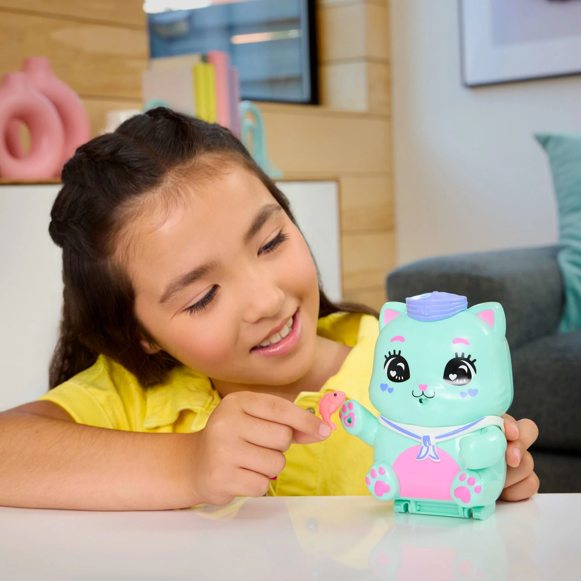 Polly Pocket Kedicik Yelkende Mikro Oyun Seti, 1 Mikro Bebek Ve Evcil Kediler, Yiyecek Ve Stil Aksesuarlarının Yer Aldığı Seyahat Oyuncağı - Image 2