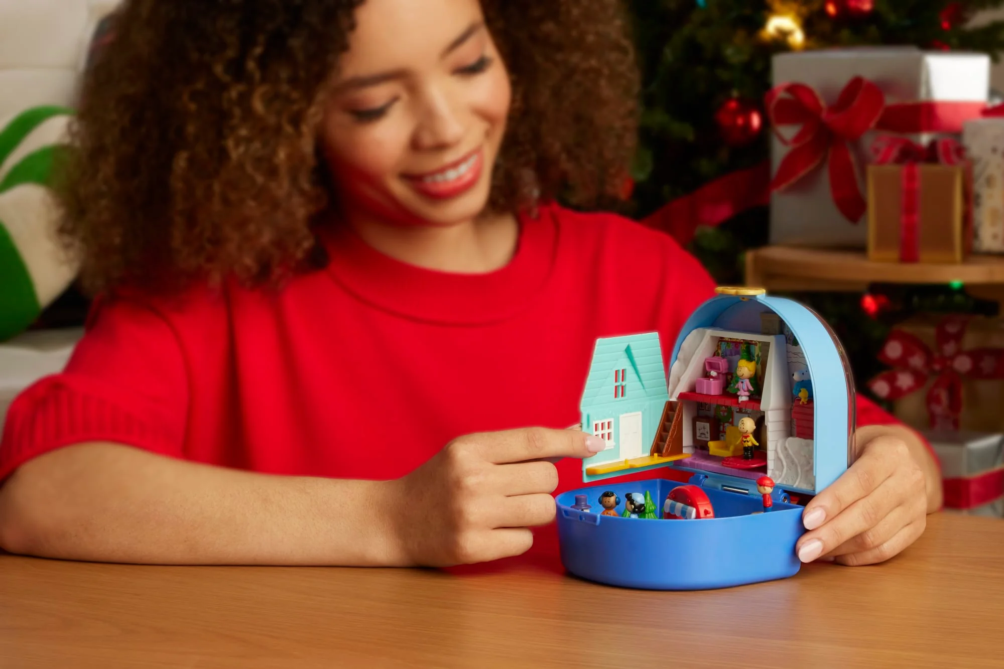 Polly Pocket Micro Dolls And Playset, Collector Peanuts Compact With 7 Accessories - Image 3