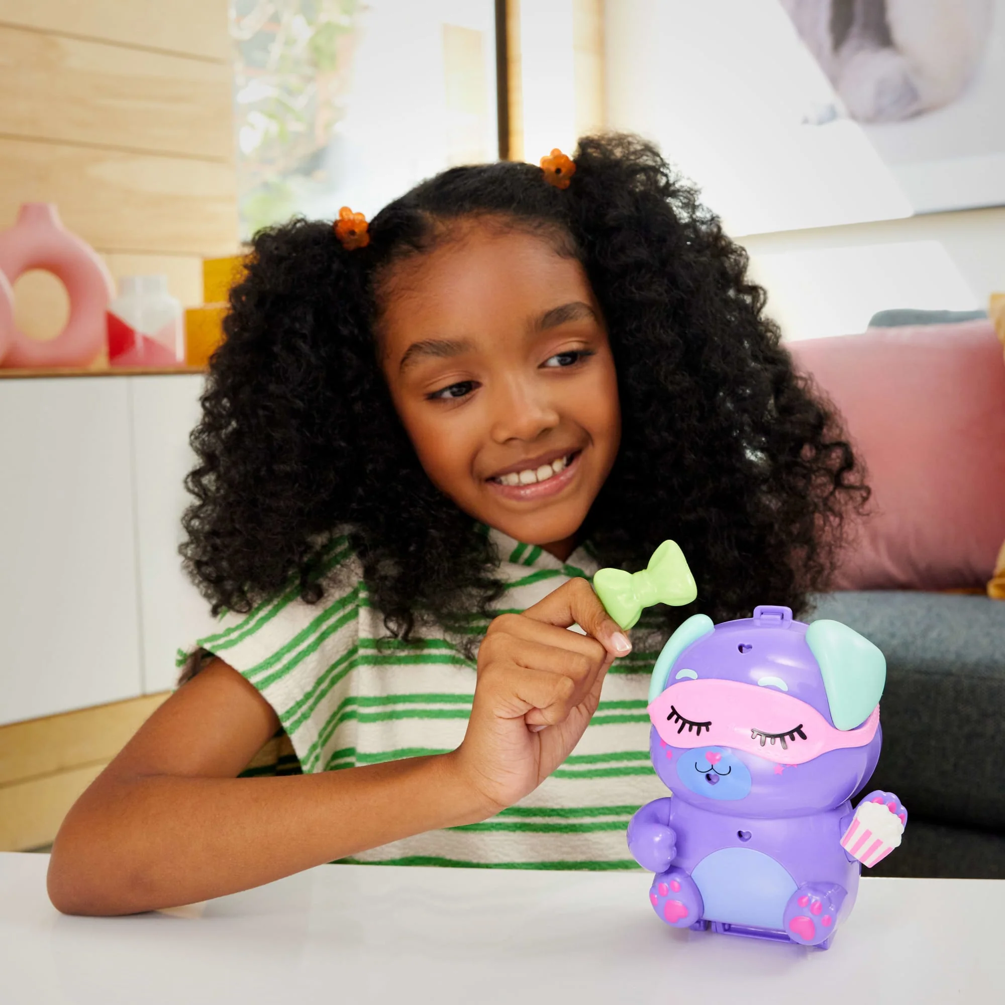 Polly Pocket Compacte Speelset Slaapfeestje Met Puppy's Met 1 Micropop En Speelgoedhondjes, Speelgoed Voor Onderweg Met Lekkere Hapjes En Stylingaccessoires - Image 2