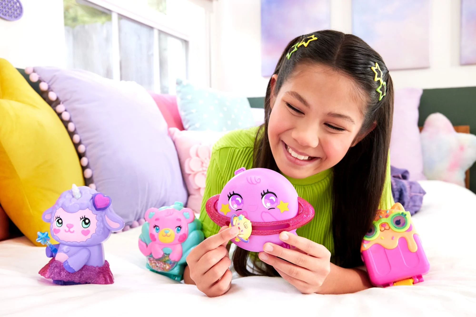 Polly Pocket Traumland-Schatulle in Zauberhafter Lammform Mit 1 Minipuppe Und Haustier-Einhorn, Reisespielzeug Mit Futter- Und Stylingzubehör - Image 2