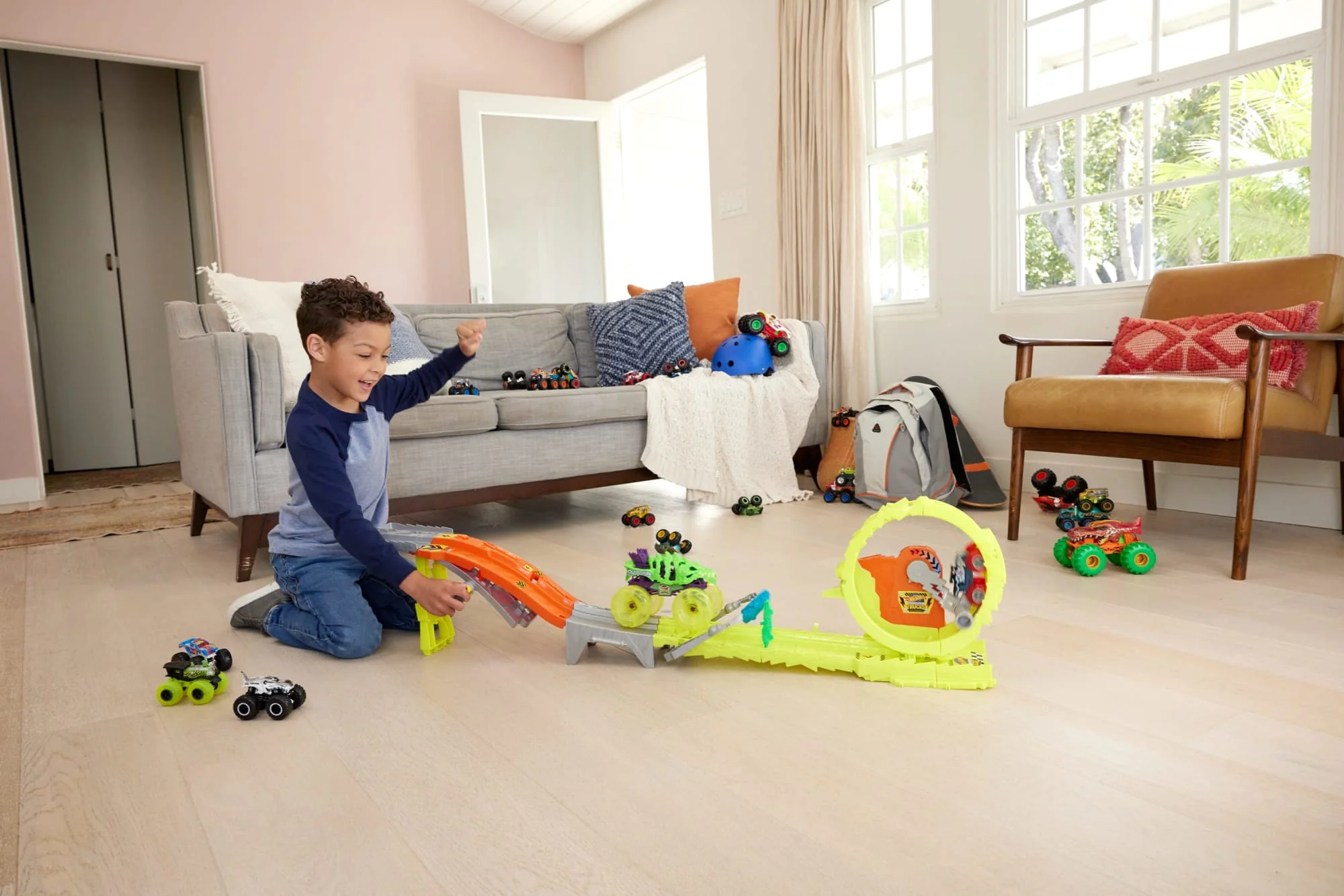 Race & Chase Challenge De Power Smashers De Monster Trucks De Hot Wheels Con Skelesaurus De Gran Tamaño, Bone Shaker A Escala 1:64 Y 2 Coches Aplastados - Image 2