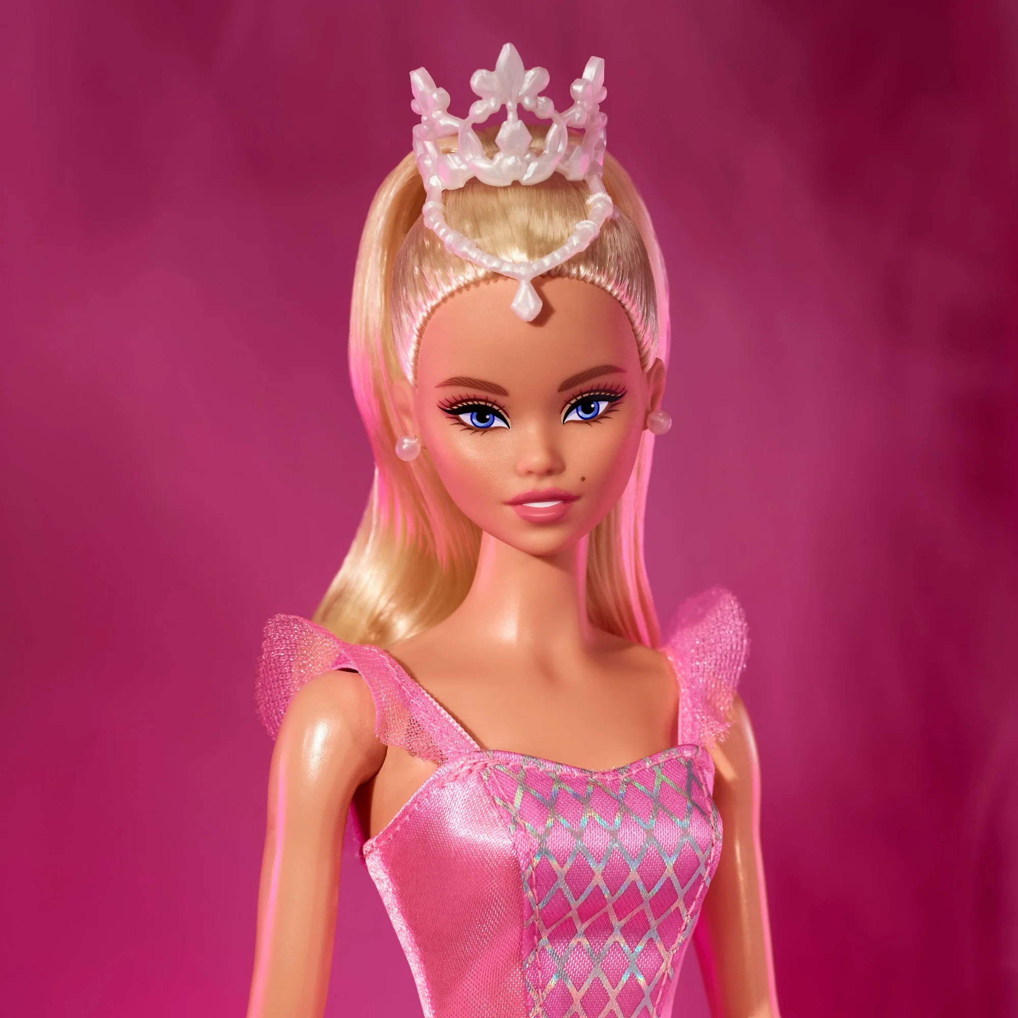Satenimsi Pembe Tütüsüyle Koleksiyona Uygun Barbie Signature Balerin Bebek - Image 3