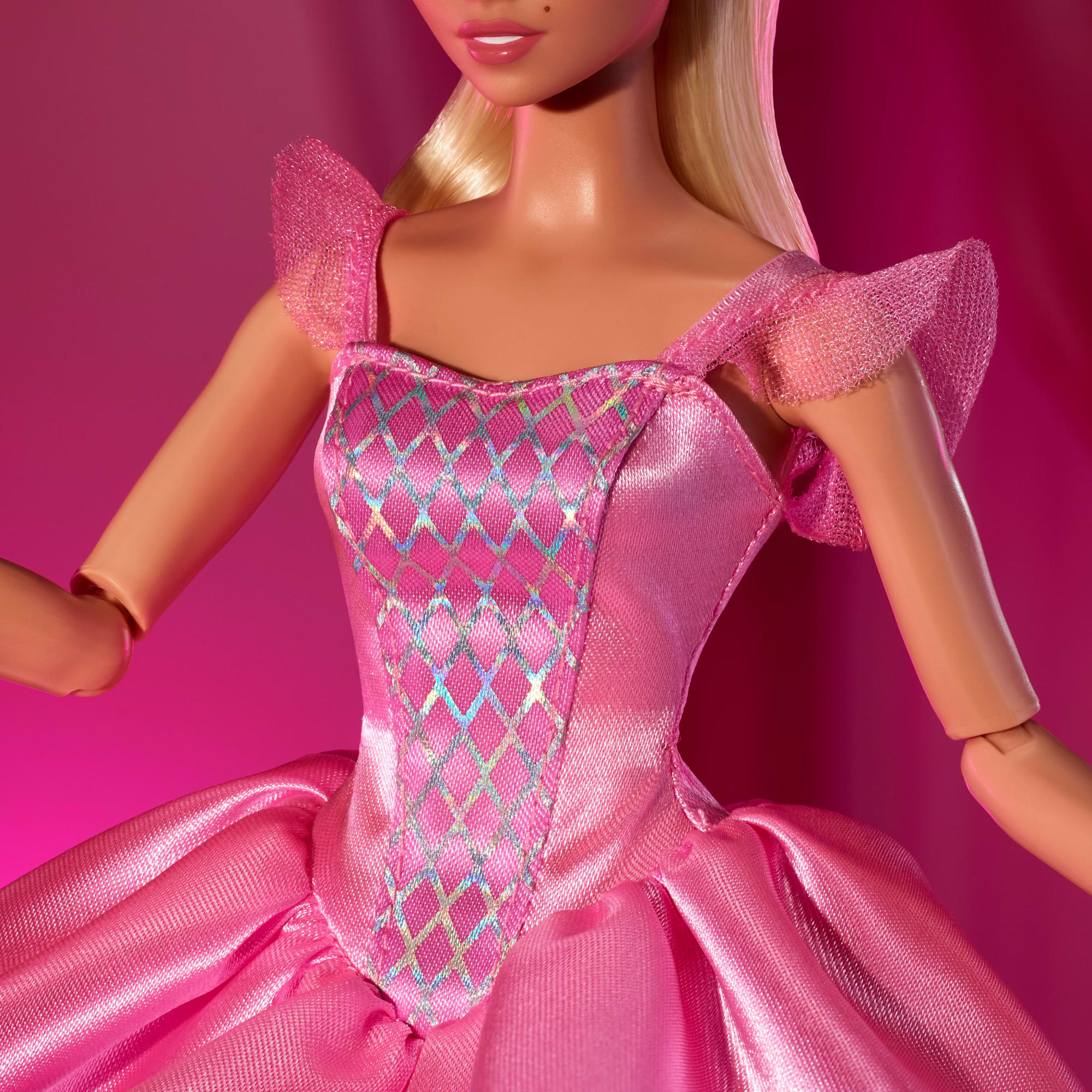 Satenimsi Pembe Tütüsüyle Koleksiyona Uygun Barbie Signature Balerin Bebek - Image 4