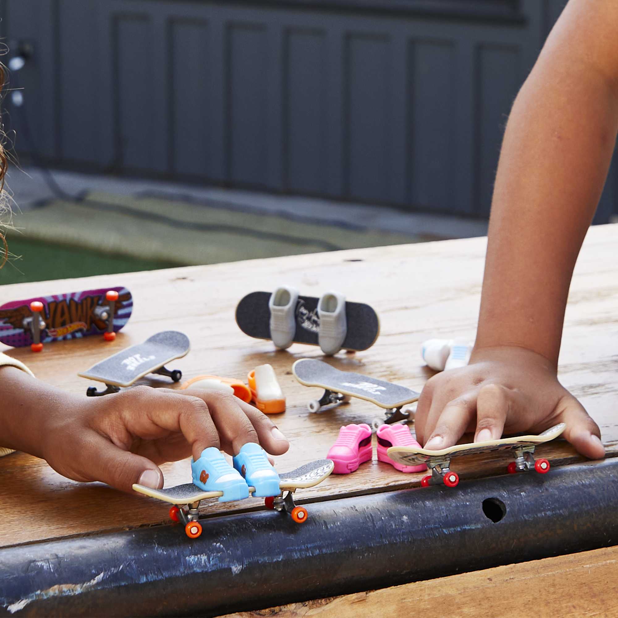 Hot Wheels Skate Tony Hawk Fingerboard E Scarpe Da Skate; Giocattolo Per Bambini (Gli Stili Possono Variare) - Image 2
