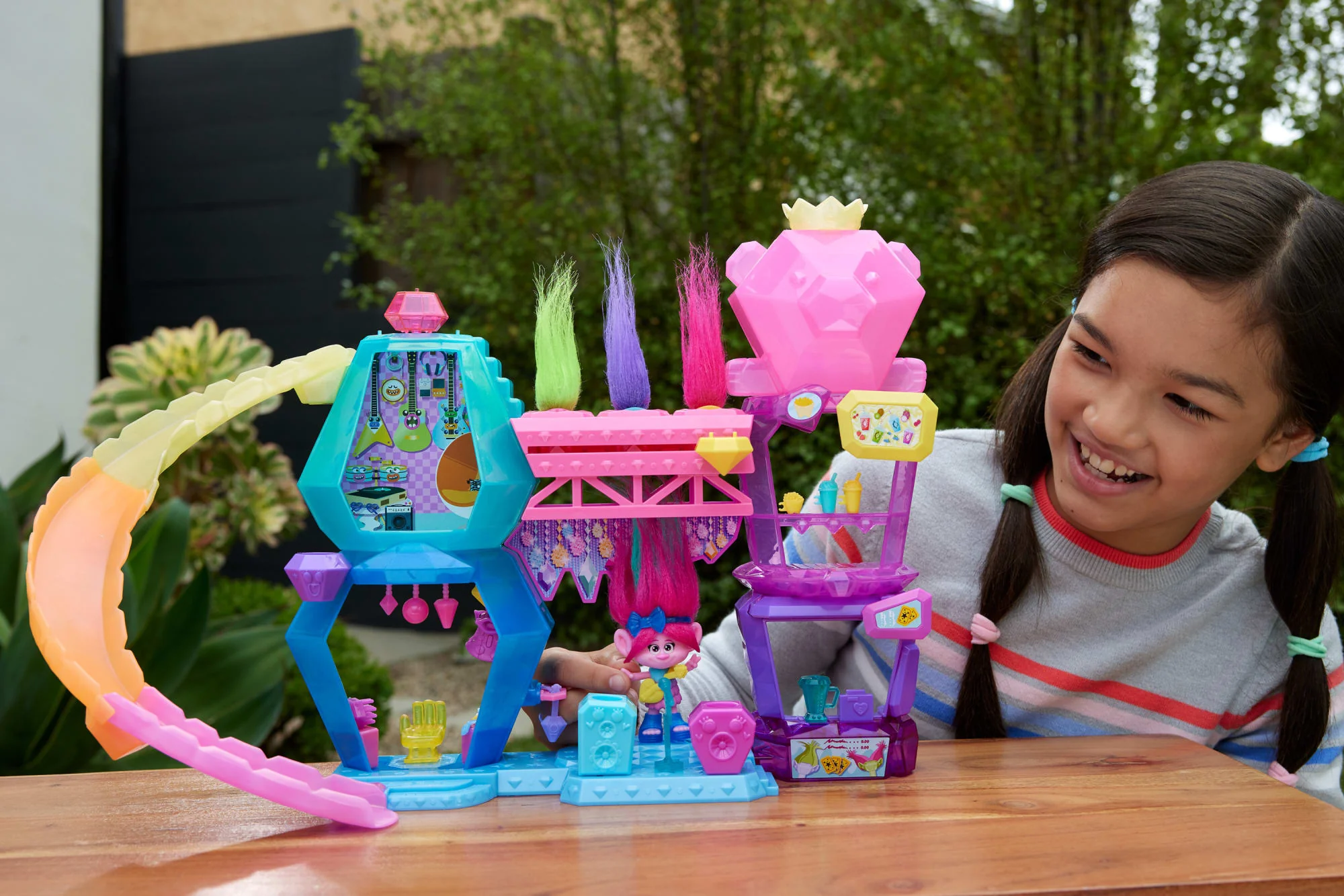 Dreamworks Trolls Band Together Mount Rageous Playset With Queen Poppy Small Doll & 25+ Accessories - Image 3