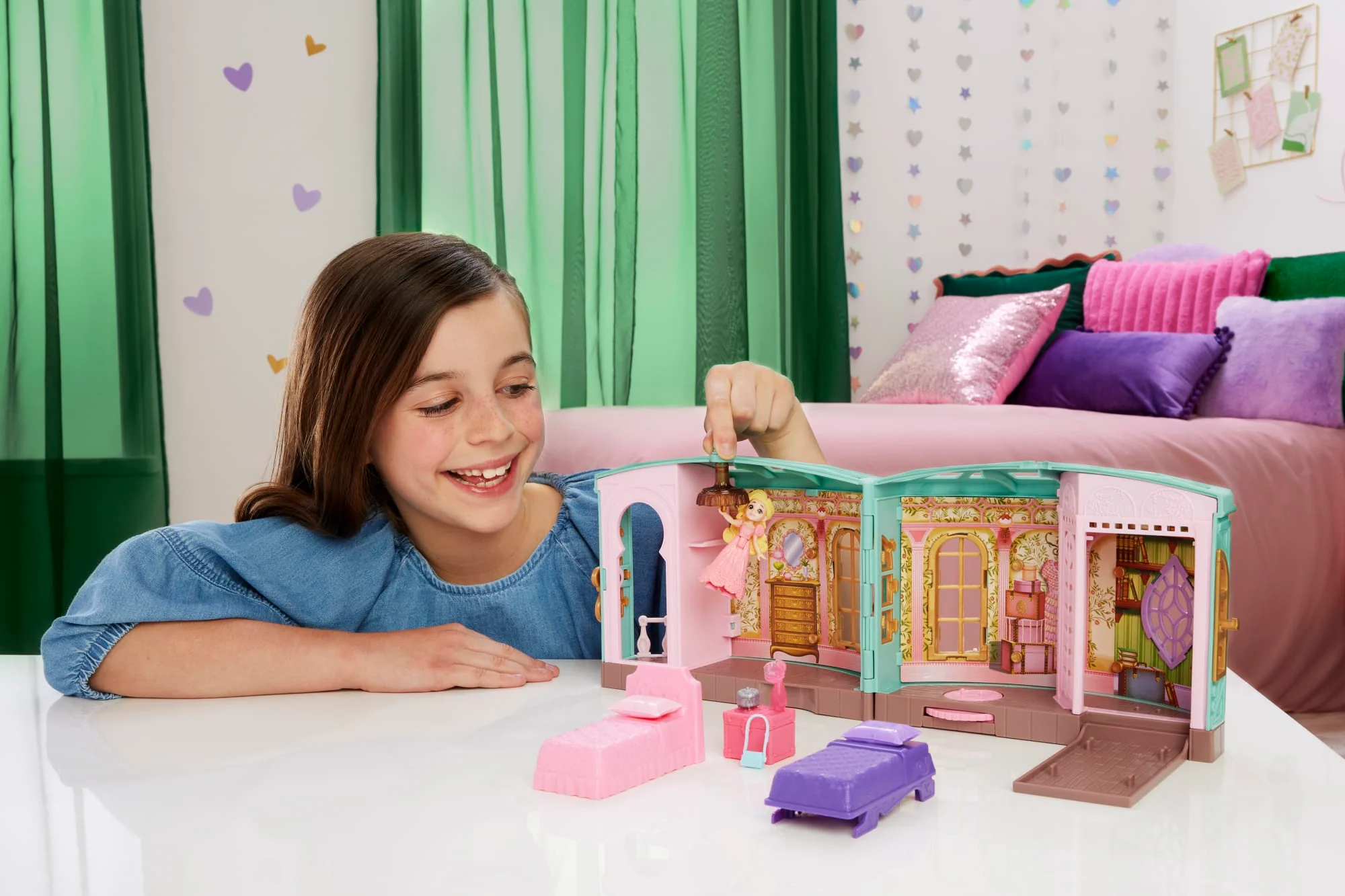 Universal Pictures Wicked Schlafzimmer-Spielset „Heißgeliebt“ Mit Kleiner Puppe, Bestehend Aus 3 Spielbereichen Und Insgesamt 10 Zubehörteilen - Image 2